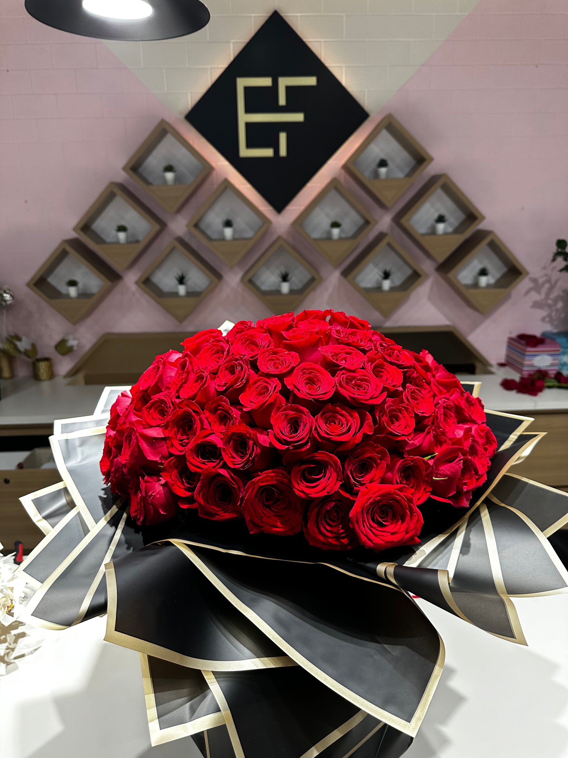 Luxury Red Rose Ramo.