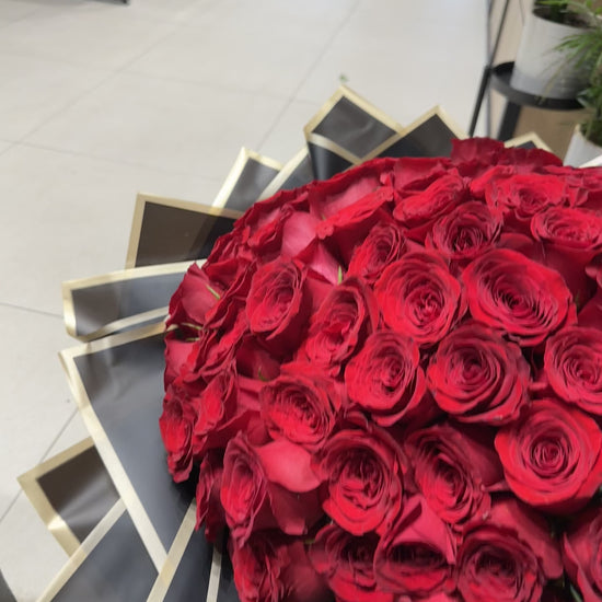 Luxury Red Rose Ramo.