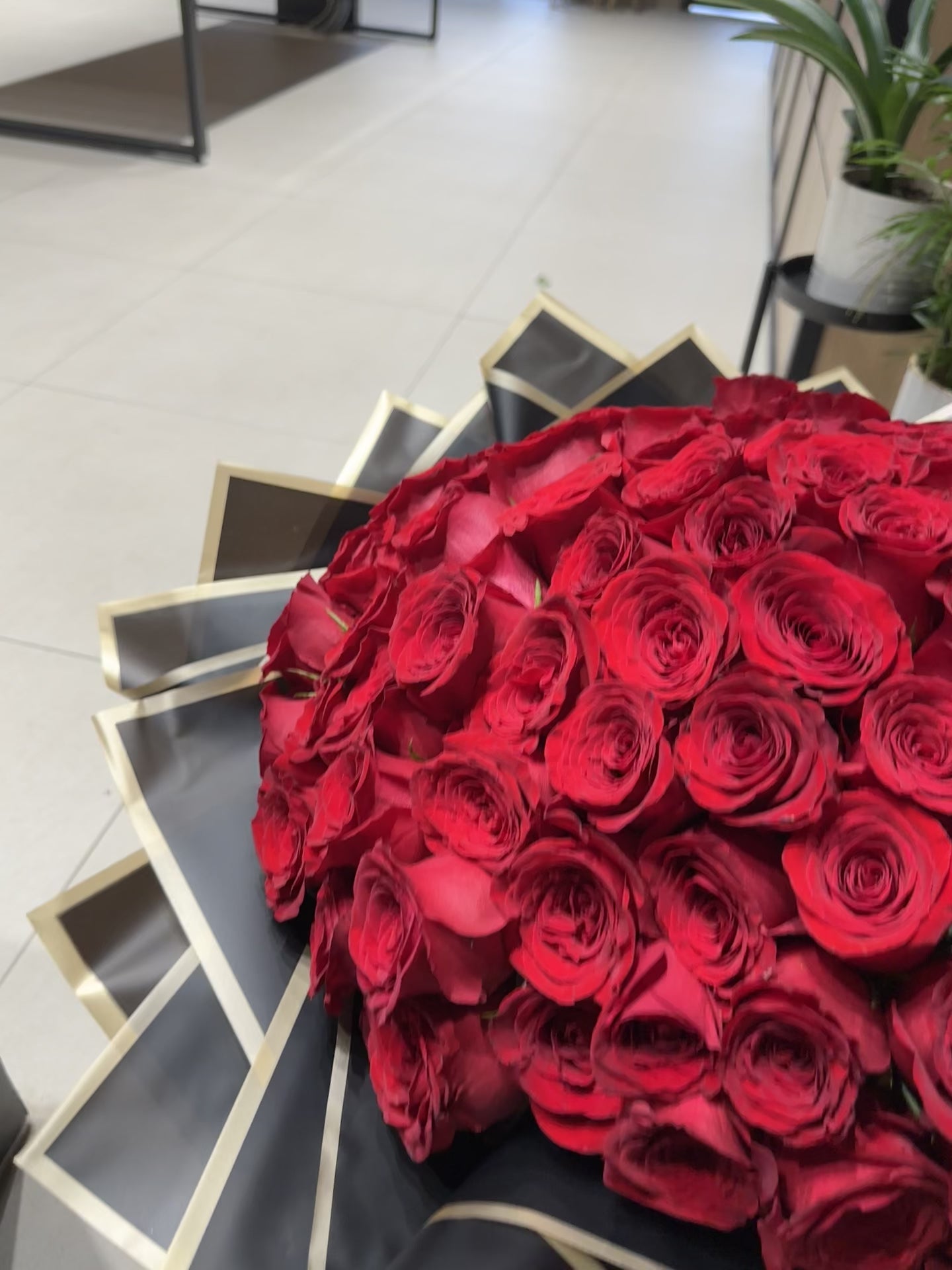 Luxury Red Rose Ramo.